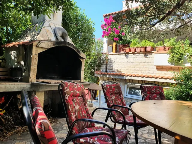 Garden with seating area
