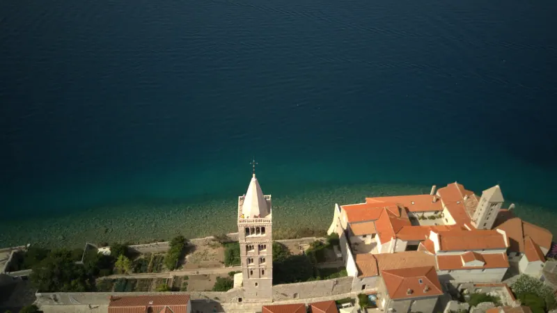 Der Glockenturm der Kathedrale über den Dächern der Altstadt von Rab