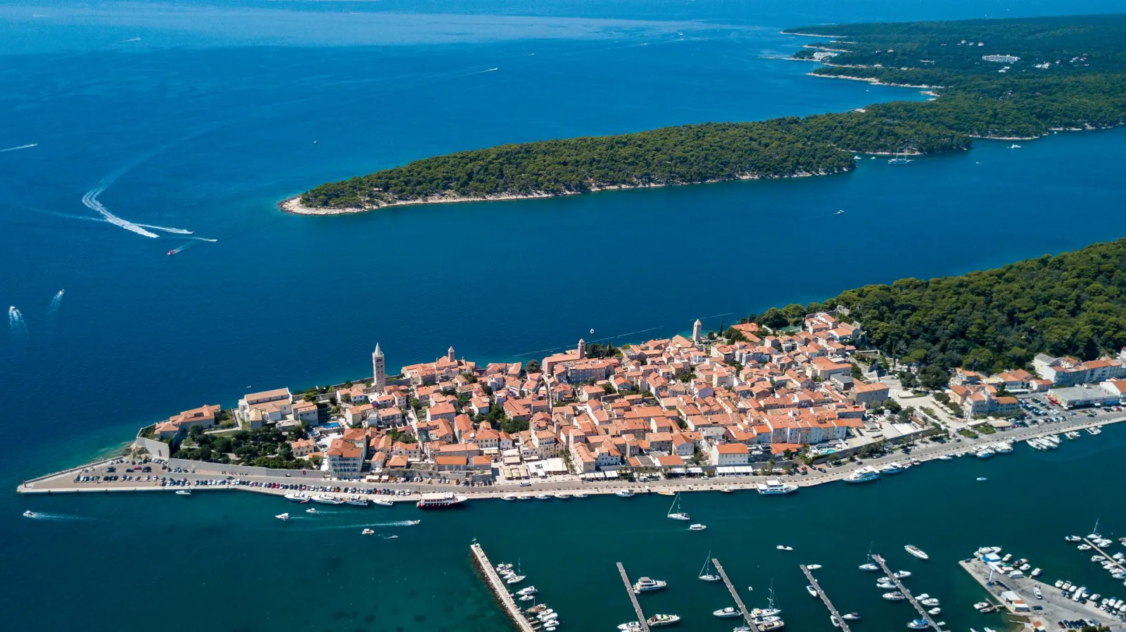 Die Insel Rab mit der Altstadt-Halbinsel und dem offenen Meer, Luftaufnahme