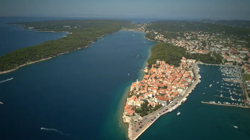 Bewaldete Küste und die Altstadt-Halbinsel von Rab, Luftaufnahme